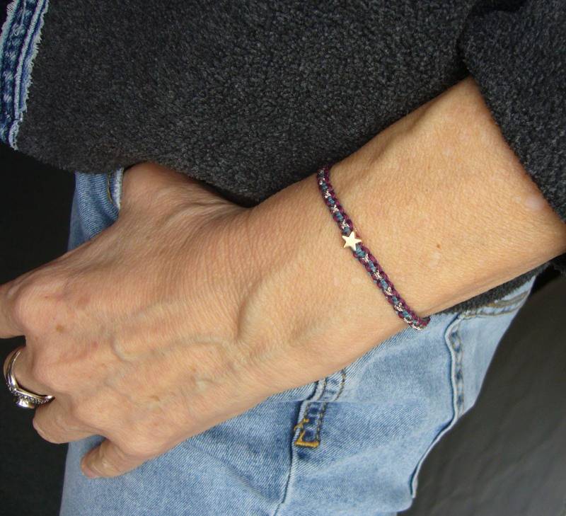 Schmales Armbändchen in Petrol, Weinrot, Natur Und Gold - Größenverstellbar, Mit Goldener Sternchenperle von crochetjewelsetsy