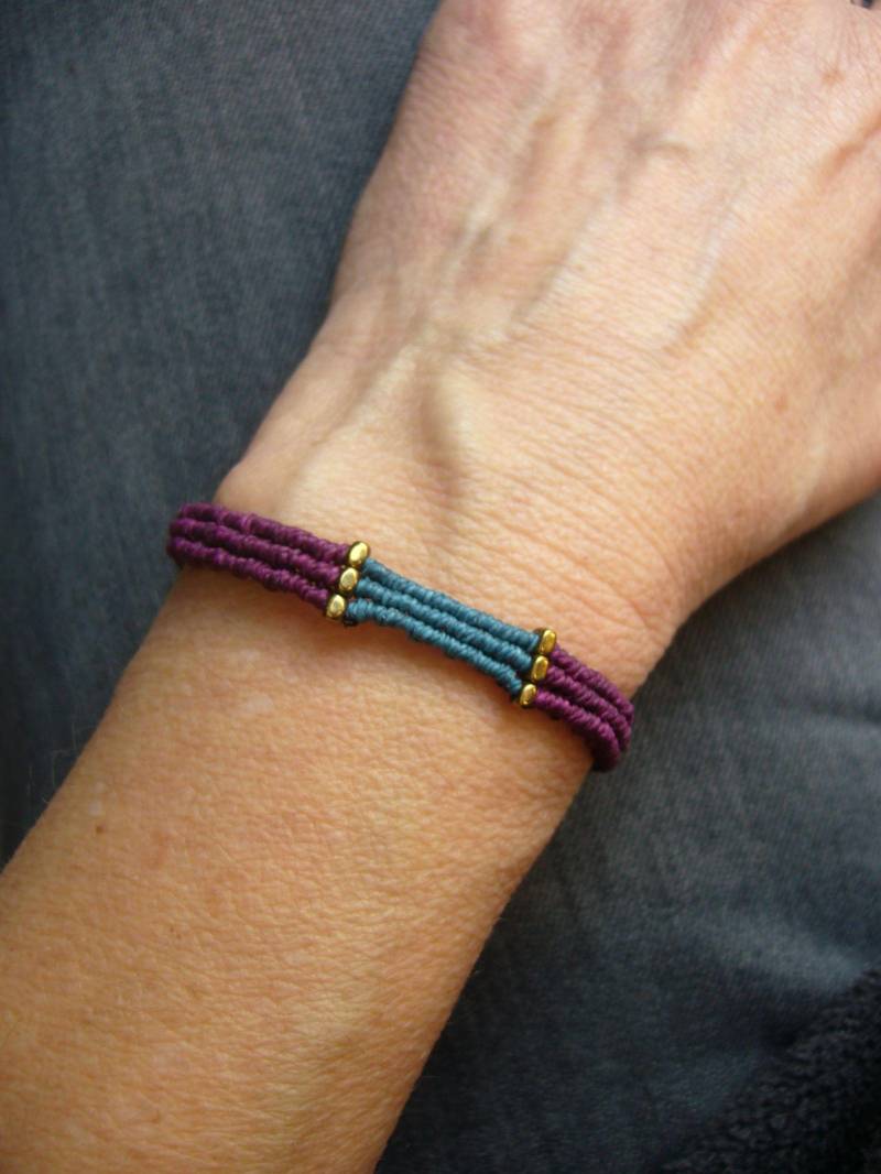 Schmales Makramee Armband, Micromacrame Bracelet, Makrameeschmuck, Schlicht, Lässig, Petrol, Bordeaux, Metallcubes von crochetjewelsetsy
