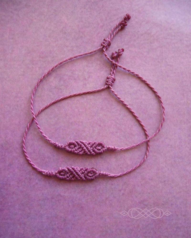 Set 2 Makramee Armbändchen Micromacrame Bracelets Orchidee Pink Minimalistisch Filigran Freundschaftsarmbändchen Freundin von crochetjewelsetsy