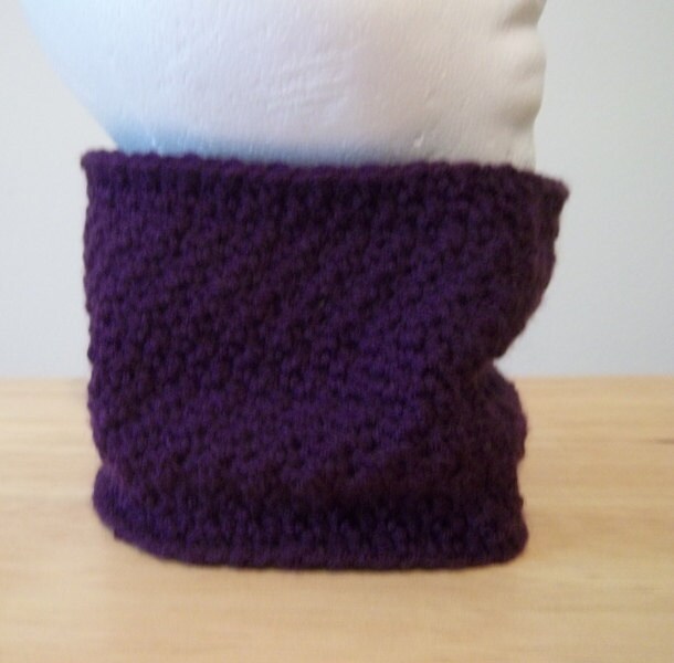 Cowl - Gehäkelter Schlauchschal in Der Farbe Aubergine von crochetknittingqueen