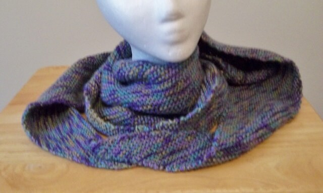 Dreieckstuch - Handgestricktes in Den Farben Lila, Grün Und Grau von crochetknittingqueen