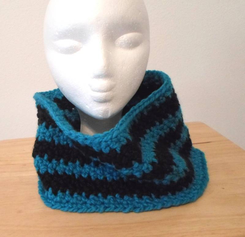 Gehäkelte Gugel Aus Acrylgarn in Blau Und Schwarz von crochetknittingqueen