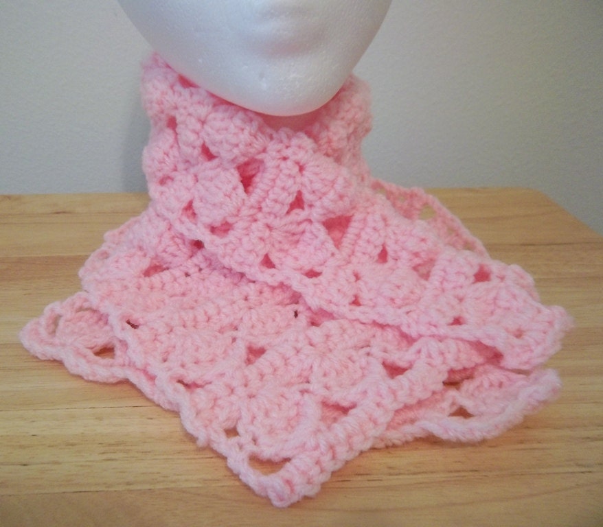 Gehäkelter Halswärmer Aus Acrylgarn in Rosa von crochetknittingqueen