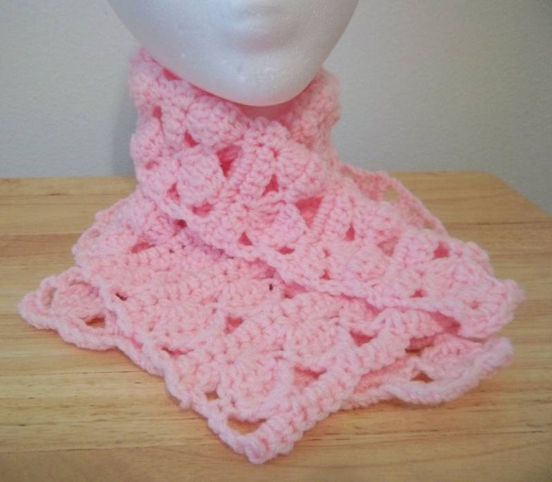 Gehäkelter Halswärmer Aus Acrylgarn in Rosa von crochetknittingqueen