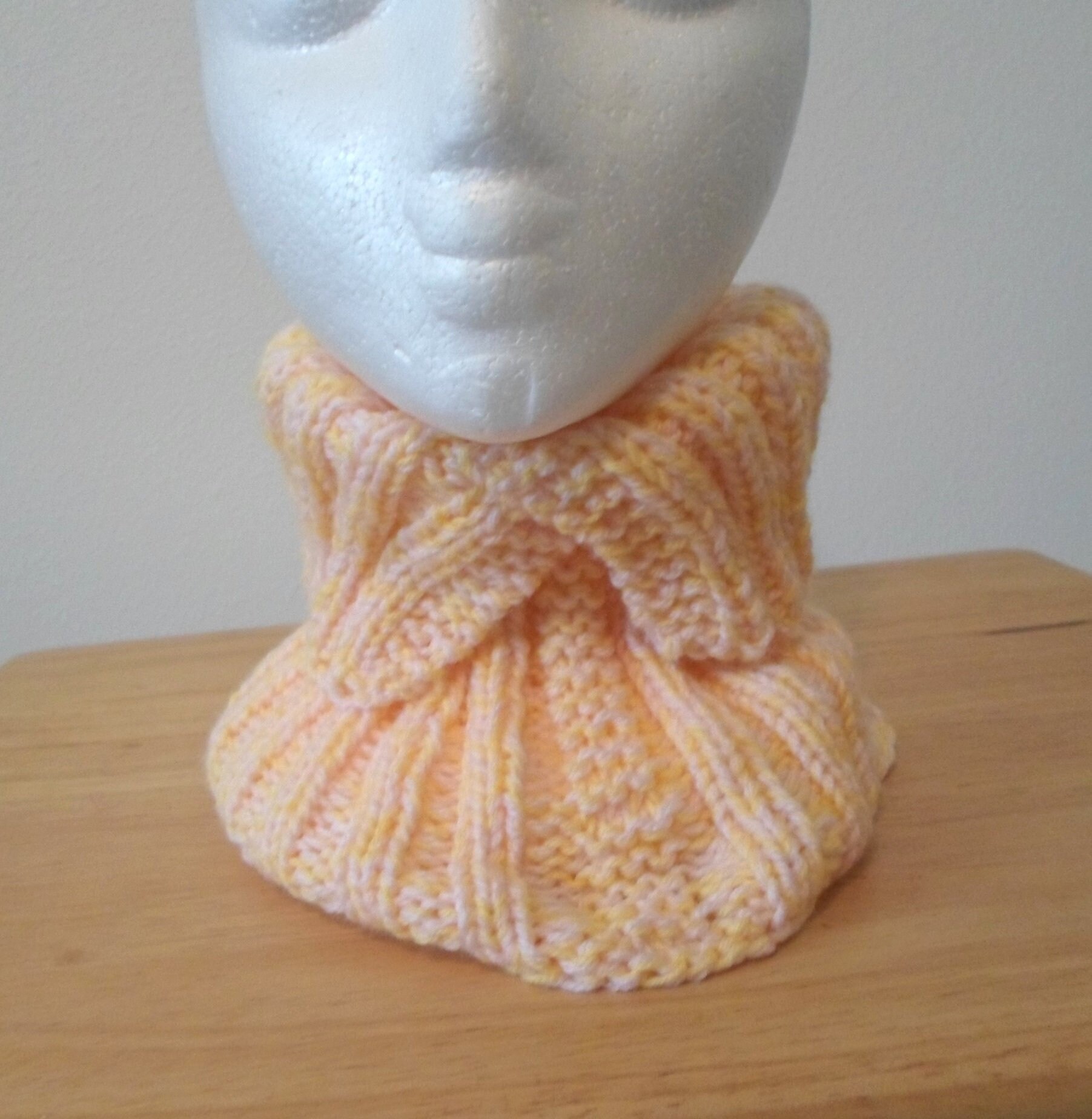 Handgestrickter Halswärmer - Loop Aus Acrylgarn in Einer Mischung Aus Gelb Und Hellrosa von crochetknittingqueen