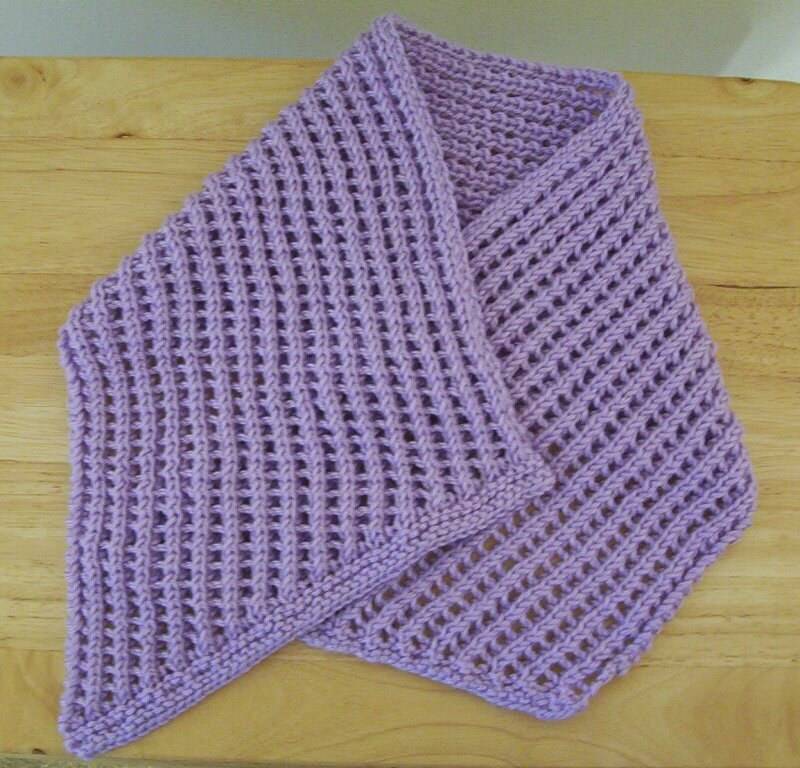 Handgestrickter Schal in Flieder - Gestrickt Einem Schönen Spitzenmuster von crochetknittingqueen