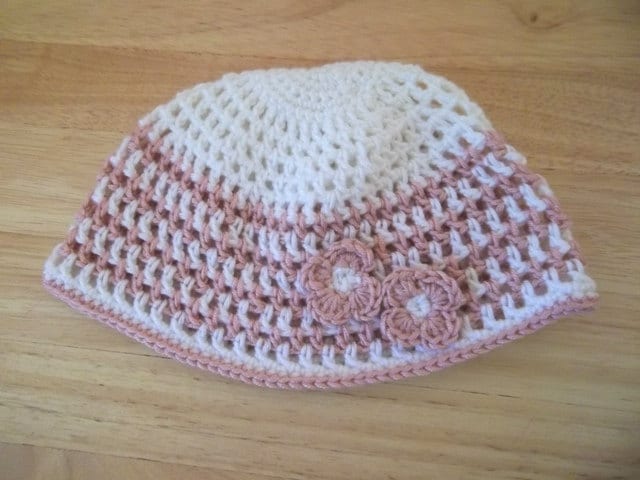 Hut - Häkelmütze Für Ein Kleines Mädchen Kommt Mit Kleinen Blumen An Der Seite Hut - Häkelmütze Für Ein Kleines Mädchen Kommt Mit Kleinen Blumen An Der Seite von crochetknittingqueen