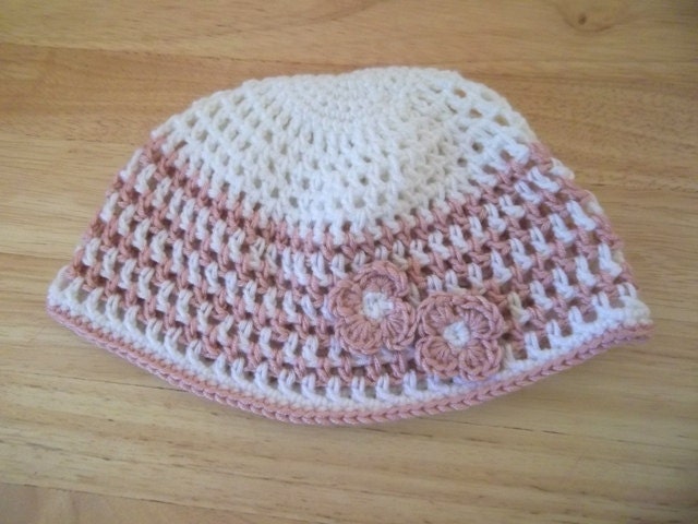 Hut - Häkelmütze Für Ein Kleines Mädchen Kommt Mit Kleinen Blumen An Der Seite Hut - Häkelmütze Für Ein Kleines Mädchen Kommt Mit Kleinen Blumen An Der Seite von crochetknittingqueen