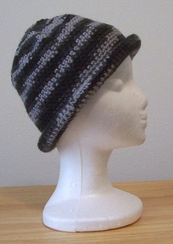 Hut - Häkelmütze in Streifen Aus Einem Mix Grau Und Schwarz von crochetknittingqueen