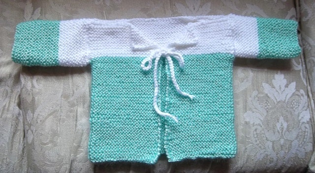 Jacke - Handgestrickte Babyjacke in Grün Und Weiß Für 6 Monate Alt von crochetknittingqueen