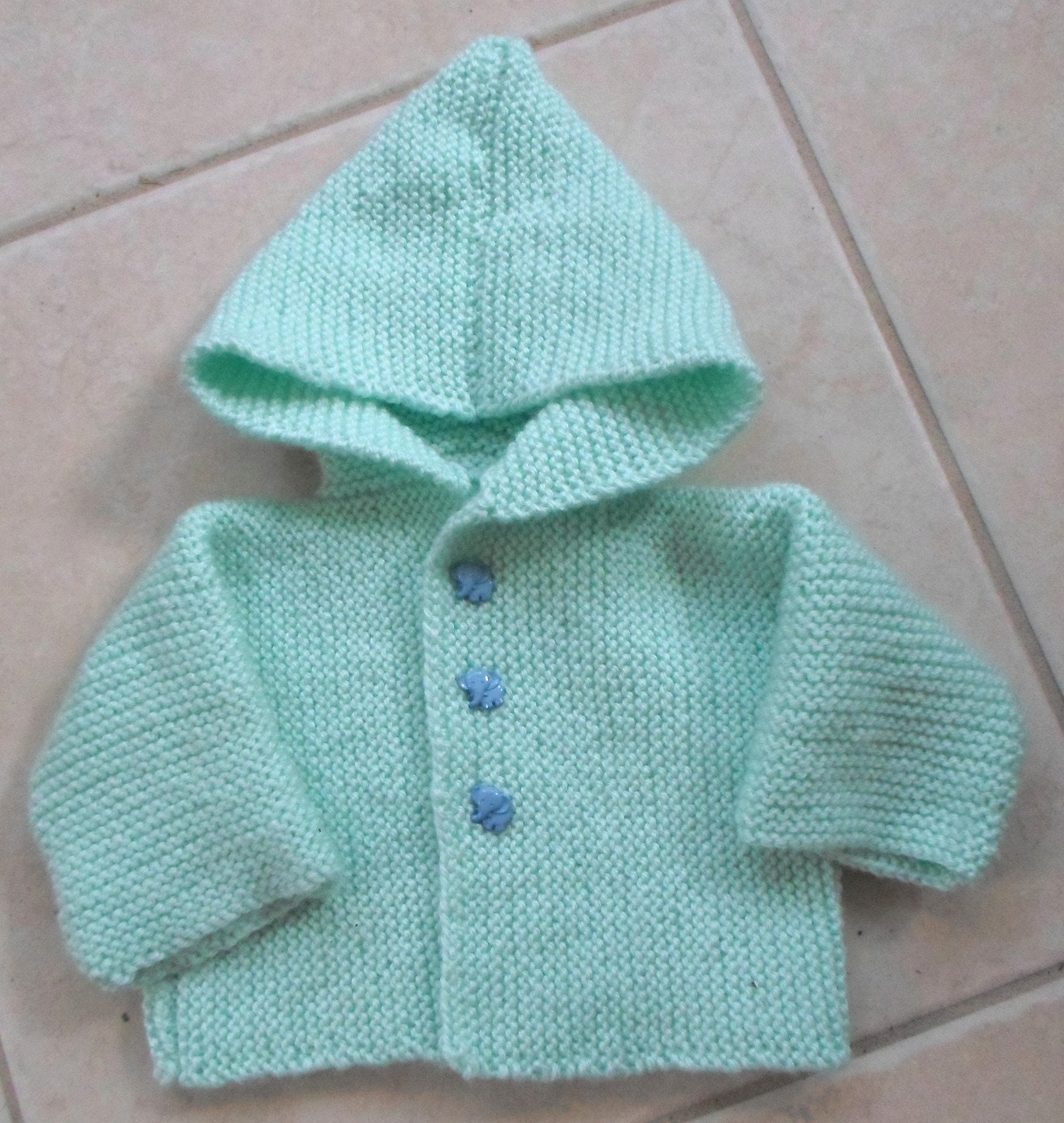 Kapuzenjacke - Handgestrickte Babyjacke in Hellgrün/Baby Boy Green Für Bis Zu 6 Monate Alte von crochetknittingqueen