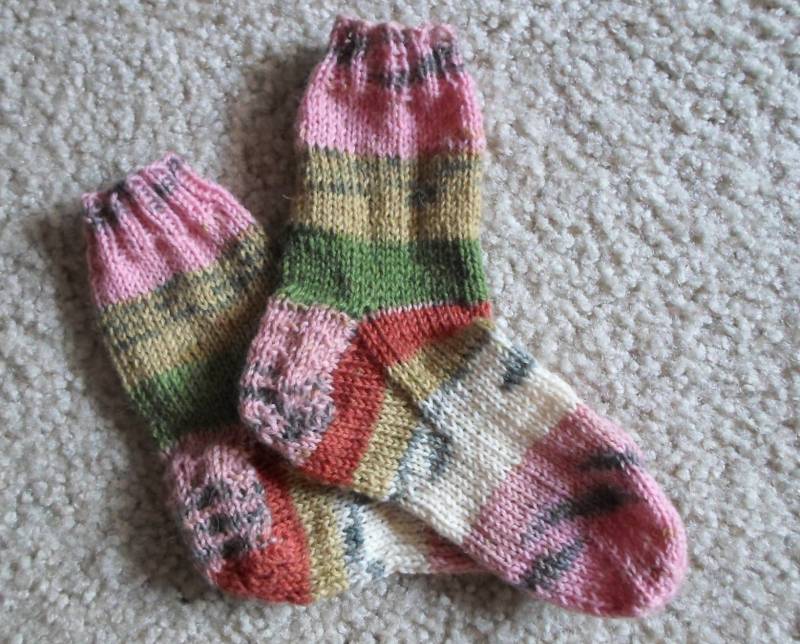 Kindersocken - Handgestrickte Socken Self-striping in Gemischten Farben Unisex Kinder Alter 3-4 von crochetknittingqueen