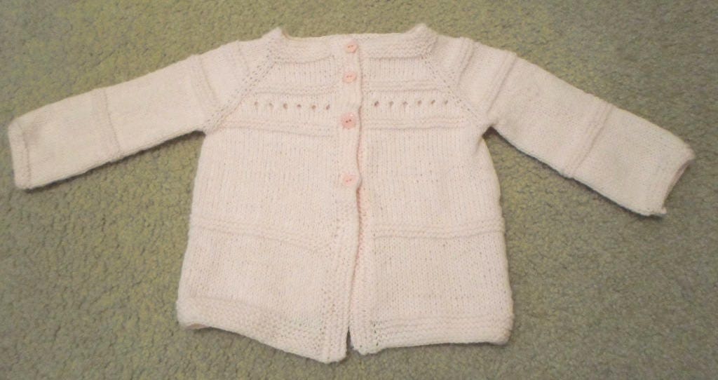 Mädchen Strickjacke - Handgestrickte Für 5 Jährige Gestrickt Aus Hellrosa Acrylgarn Mädchen Strickjacke - Handgestrickte Für 5 Jährige Gestrickt Aus Hellrosa Acrylgarn von crochetknittingqueen