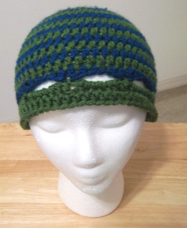 Mütze - Häkelclochet in Grün Und Blau Gestreift Größe S von crochetknittingqueen