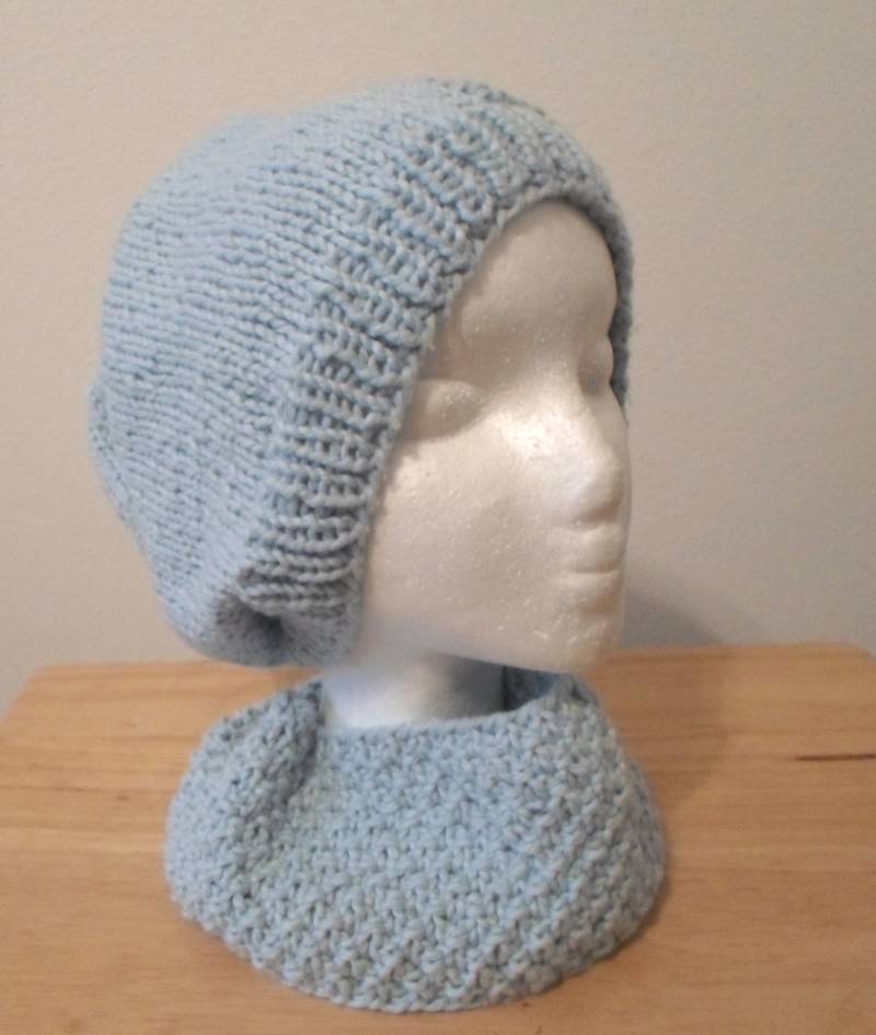 Mützen Set - Handgestrickte Slouchy Mütze Aus Acrylgarn in Hellblau von crochetknittingqueen