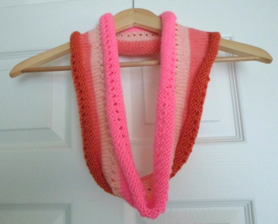 Rundschal - Handgestrickter in Rosa Und Rot Aus Acrylgarn von crochetknittingqueen