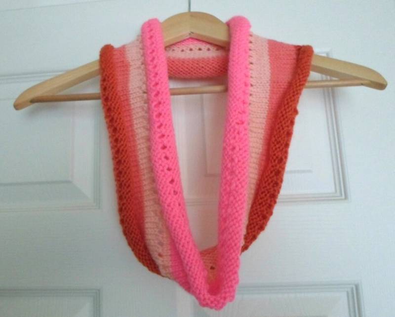 Rundschal - Handgestrickter in Rosa Und Rot Aus Acrylgarn von crochetknittingqueen