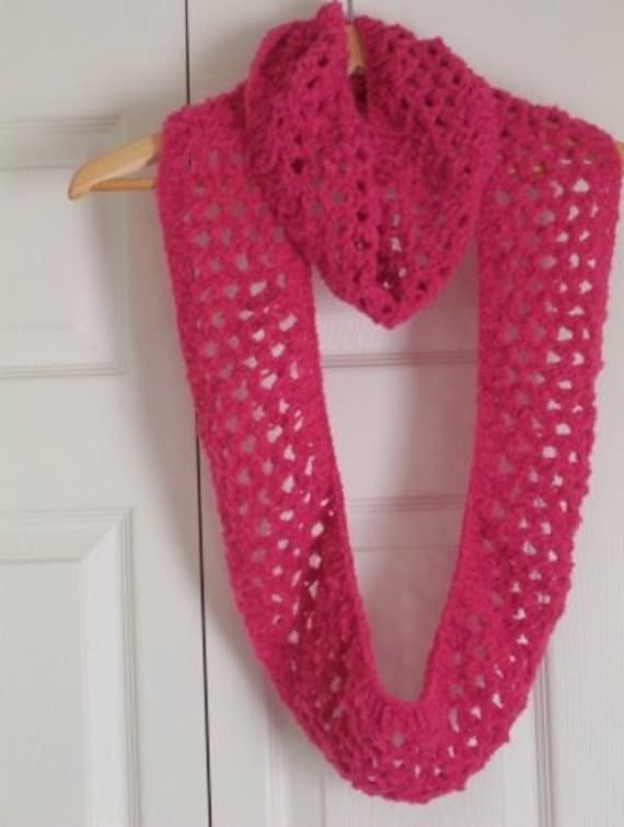 Schal - Handgestrickter Lace Muster in Rosa Rund Um Den Hals Zu Wickeln von crochetknittingqueen