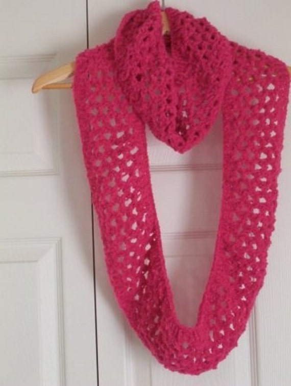 Schal - Handgestrickter Lace Muster in Rosa Rund Um Den Hals Zu Wickeln von crochetknittingqueen