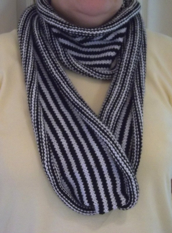 Schal - Handgestrickter Langer in Schwarz & Weißen Streifen von crochetknittingqueen