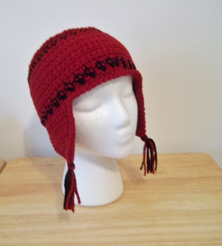 Stirnband - Gehäkeltes Mit Ohrenklappen Für Den Winter Rot Schwarzen Streifen von crochetknittingqueen