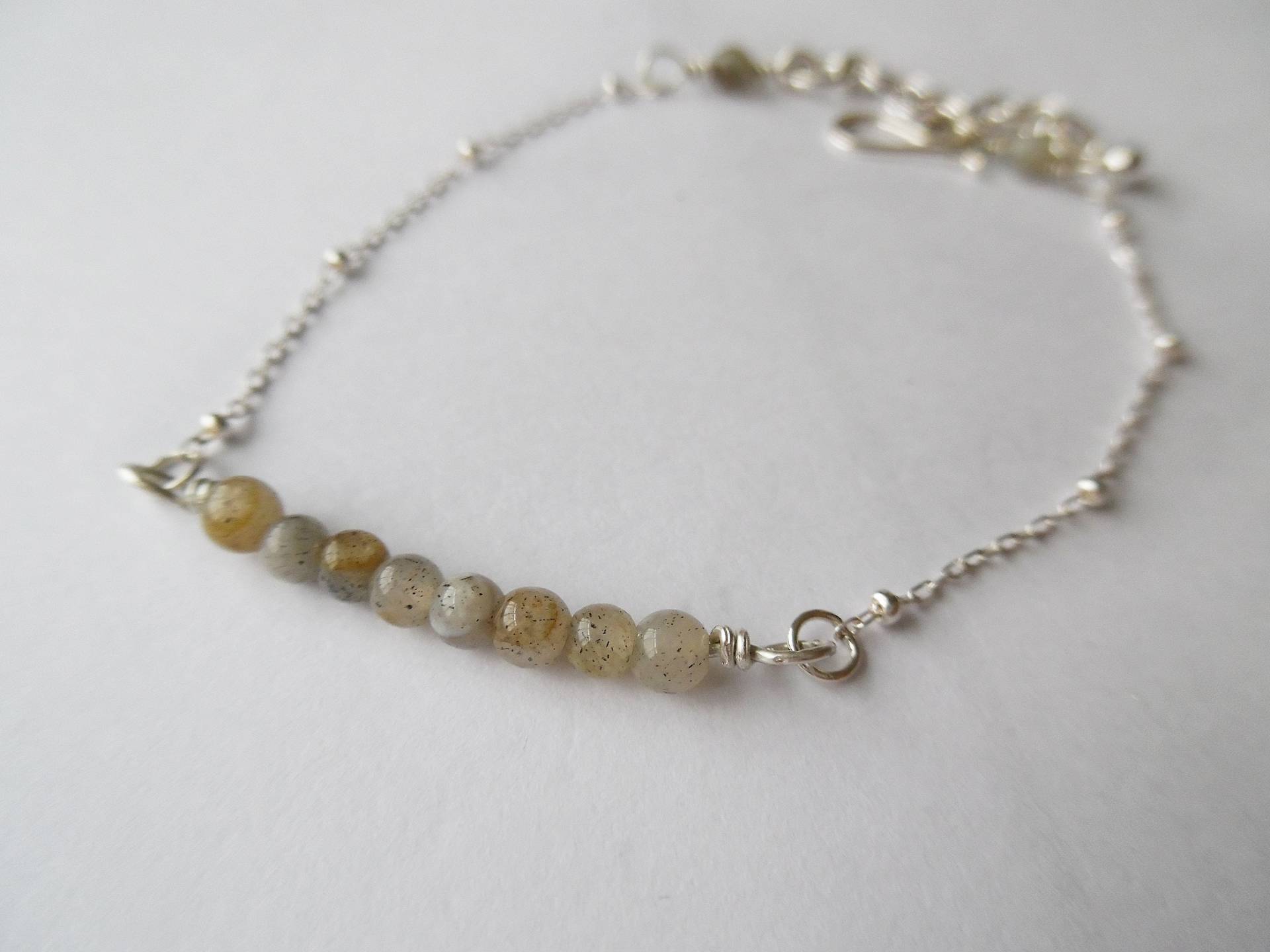 sterling Silber Birthstone, Silberbarren Labradorit Armband, Zierliche Perlen Edelstein-stackingbracelet sterling Silber Birthstone, Silberbarren Labradorit Armband, Zierliche Perlen Edelstein-stackingbracelet von crocusjewellery