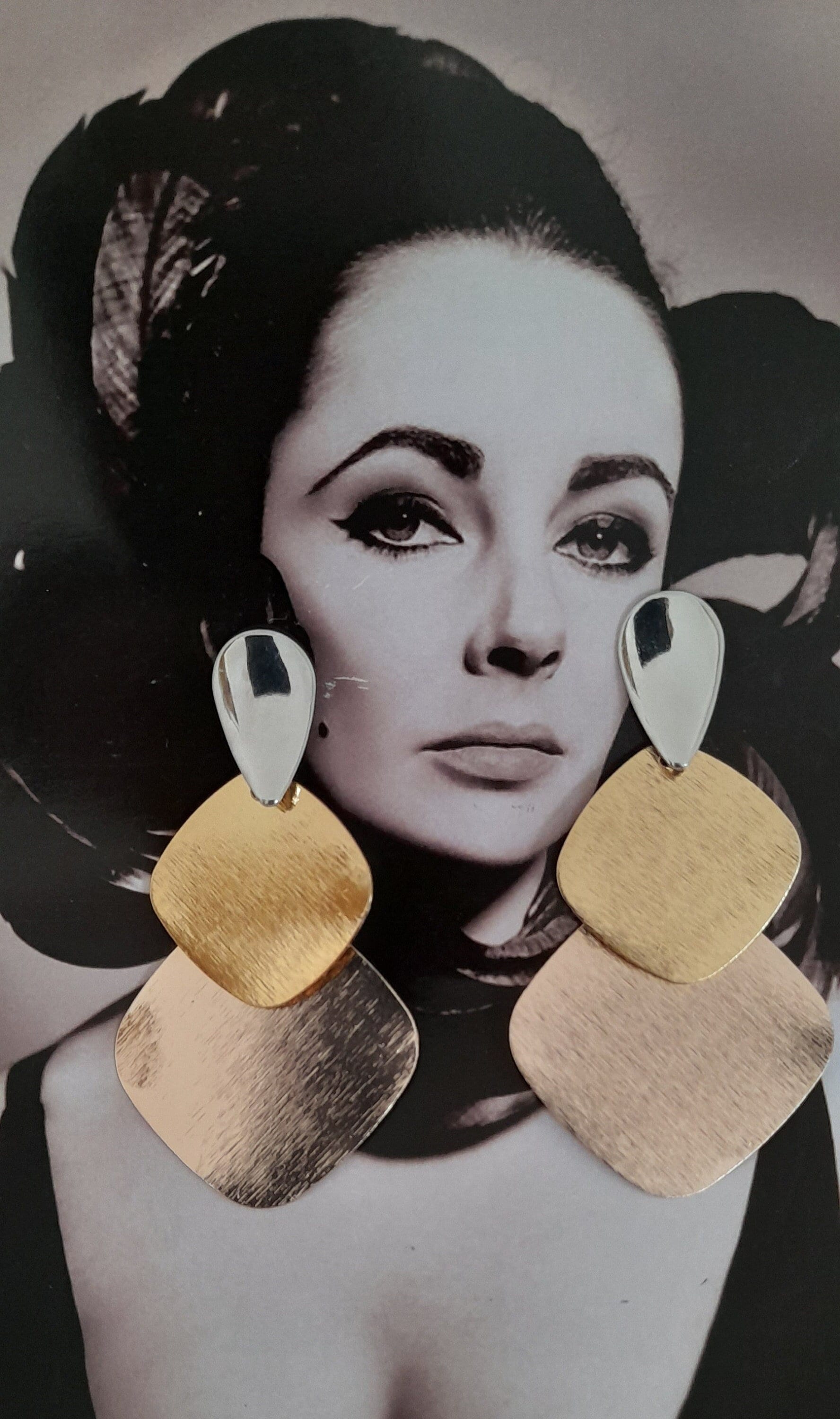 3 Farben Gold Silber Rose Texturiert Finish Metallscheibe Oversized Ohrringe Vintage Mod Retro Schmuck Unregelmäßig Diamant Formen Sci Fi Glam 3 Farben Gold Silber Rose Texturiert Finish Metallscheibe Oversized Ohrringe Vintage Mod Retro Schmuck Unregelmäßig Diamant Formen Sci Fi Glam von cromergreencompany