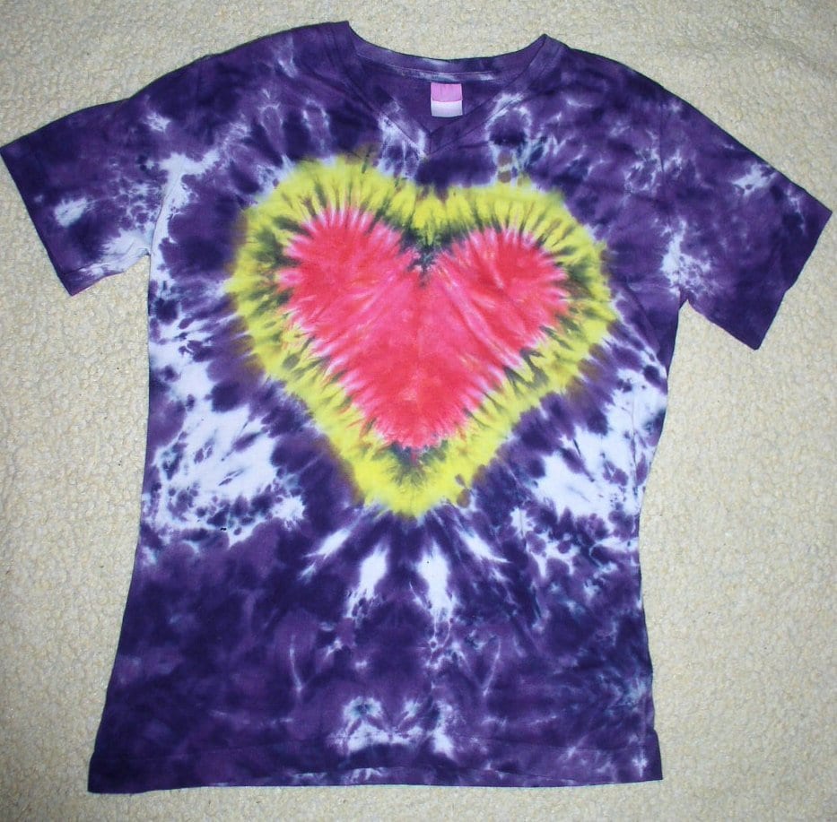 Tie Dyed Shirt, Damen M V-Ausschnitt, Lila Mit Herz, Lvn1 von croquettiedye