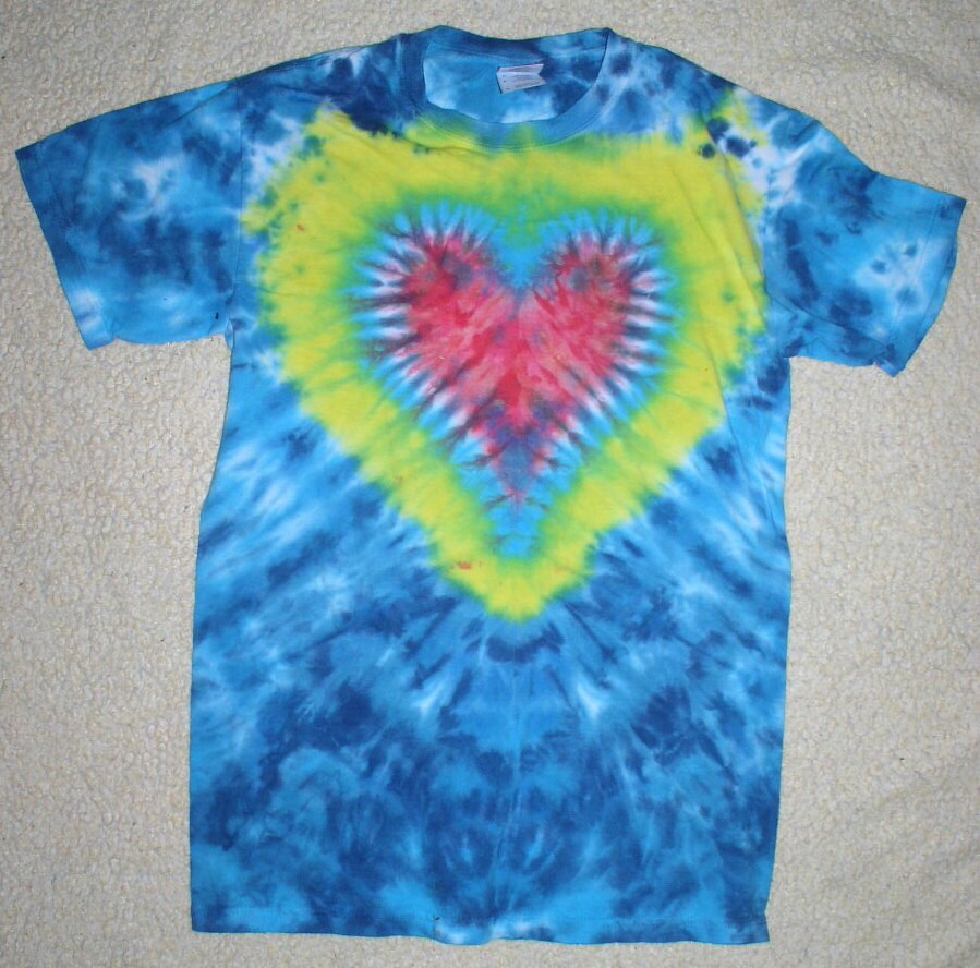 Tie Dyed Shirt, Gildan Small Unisex | Herren Sizing, Blau Mit Rosa Herz von croquettiedye