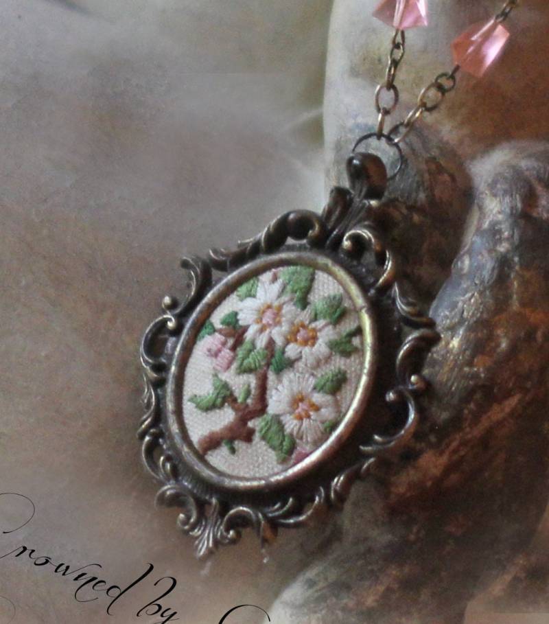 Wildflowers-Vintage-Assemblage Halskette Schmuck Handgemachte Stickerei Ein Von Einer Art Umfunktioniert Neu Gestaltet Gnade Gekrönt von crownedbygrace