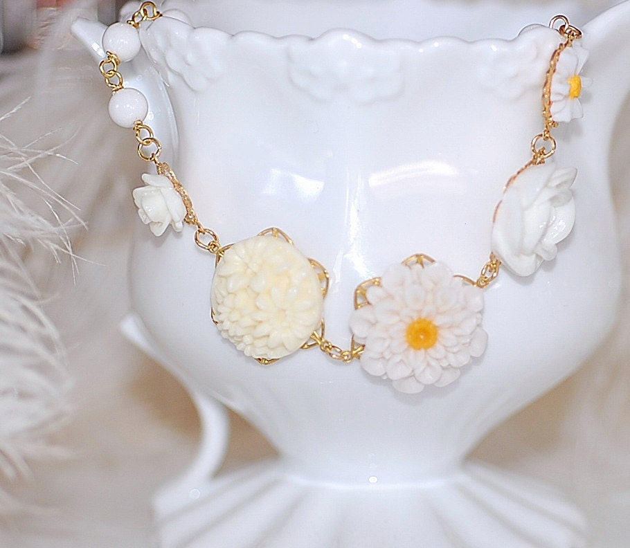 Vintage Milchglas Blüten Halskette Shabby Chic Brautschmuck von crushjewels