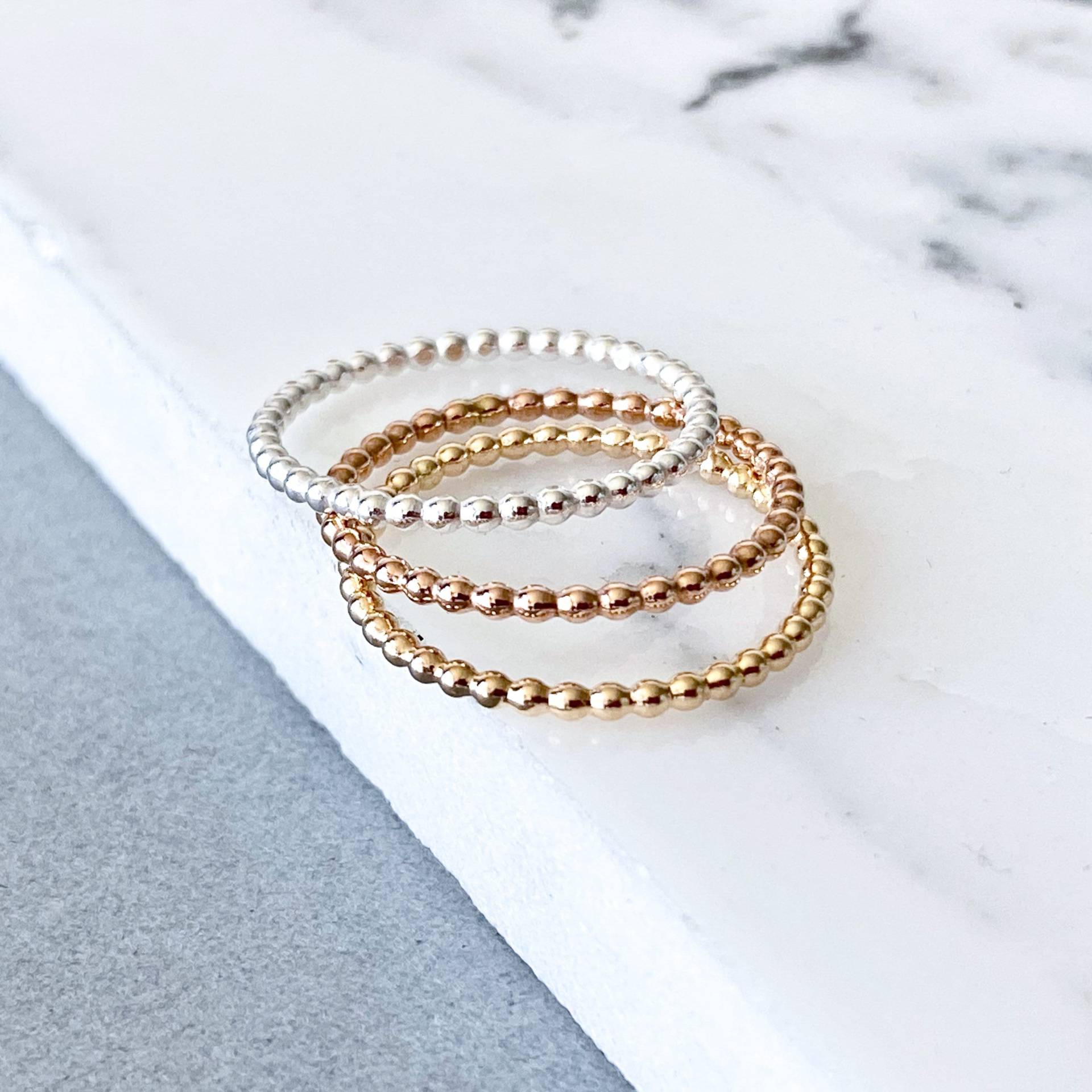 Goldring Stapelring, Stapelring Gold, Minimalist, Handgemachter Schmuck, Zierlicher Ring, Perlenring, Geschenk Goldring Stapelring, Stapelring Gold, Minimalist, Handgemachter Schmuck, Zierlicher Ring, Perlenring, Geschenk von crystalstonelondon