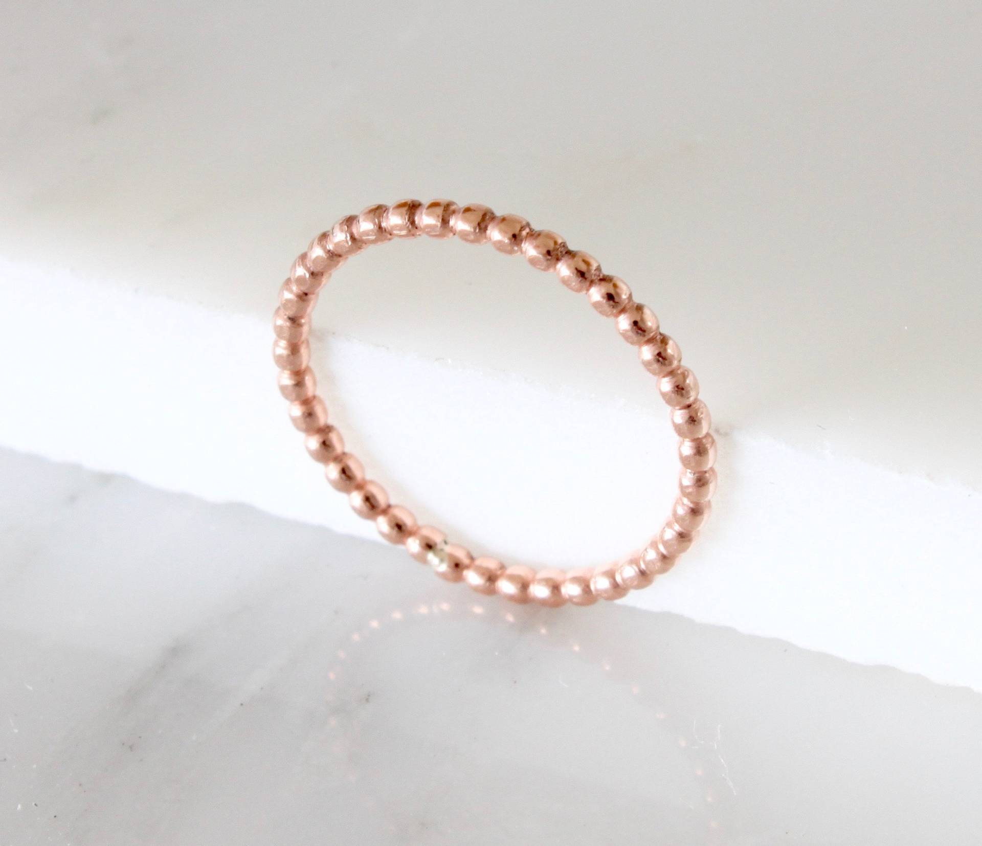 Rose Gold Fill Stapelring, Trendiger Zierlicher Goldring, Zarter Schmuck, Ring, Perlenring, Geschenk Rose Gold Fill Stapelring, Trendiger Zierlicher Goldring, Zarter Schmuck, Ring, Perlenring, Geschenk von crystalstonelondon