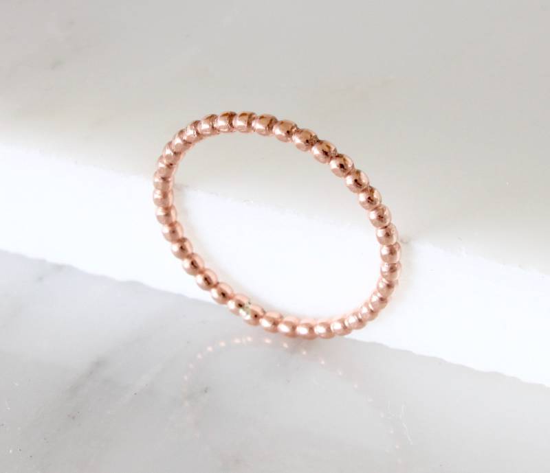 Rose Gold Fill Stapelring, Trendiger Zierlicher Goldring, Zarter Schmuck, Ring, Perlenring, Geschenk Rose Gold Fill Stapelring, Trendiger Zierlicher Goldring, Zarter Schmuck, Ring, Perlenring, Geschenk von crystalstonelondon