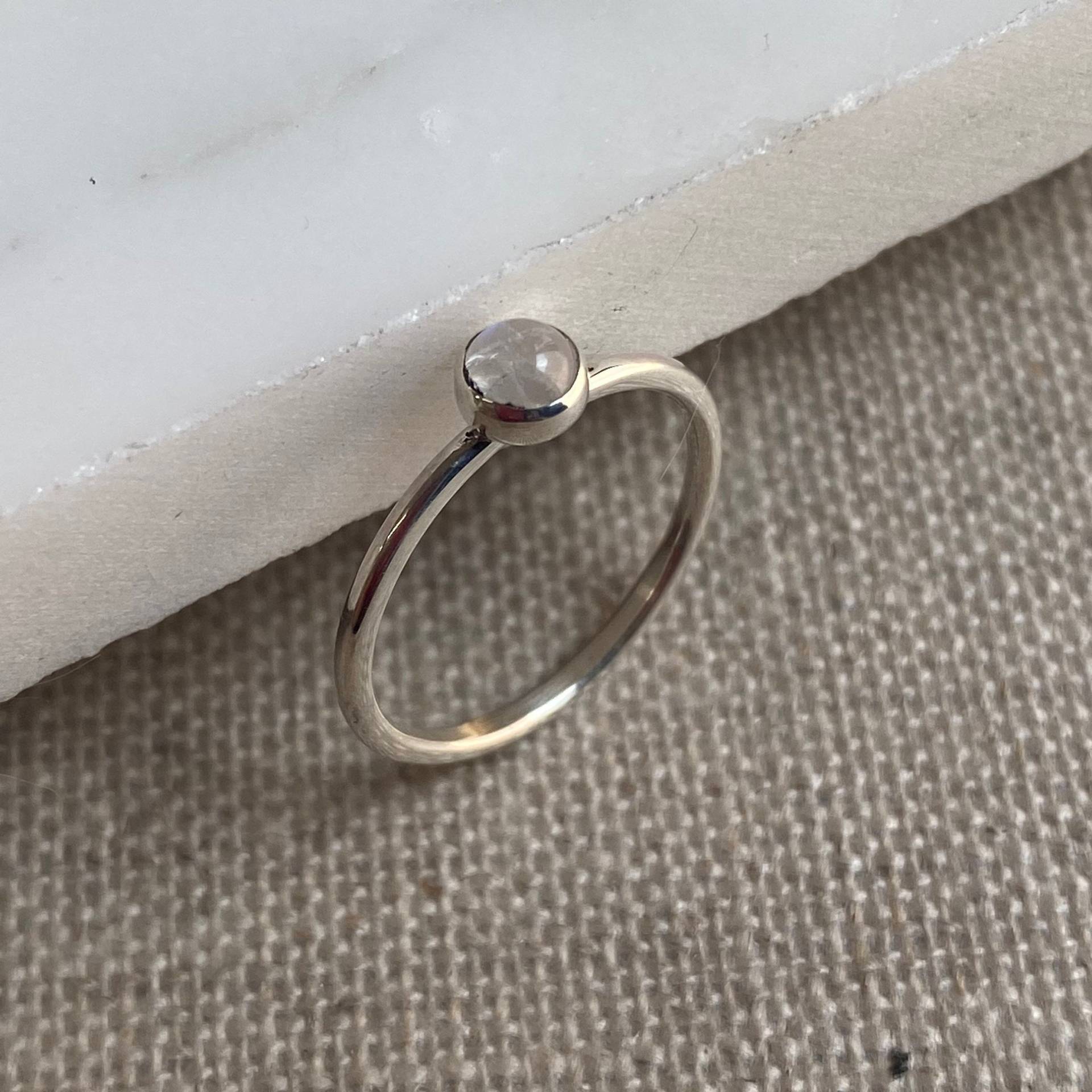 sterling Silber Mondstein Ring, Zierlicher Edelstein Zarter Schmuck, Minimalist, Handgemacht sterling Silber Mondstein Ring, Zierlicher Edelstein Zarter Schmuck, Minimalist, Handgemacht von crystalstonelondon