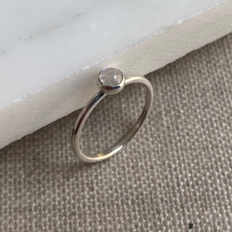sterling Silber Mondstein Ring, Zierlicher Edelstein Zarter Schmuck, Minimalist, Handgemacht sterling Silber Mondstein Ring, Zierlicher Edelstein Zarter Schmuck, Minimalist, Handgemacht von crystalstonelondon