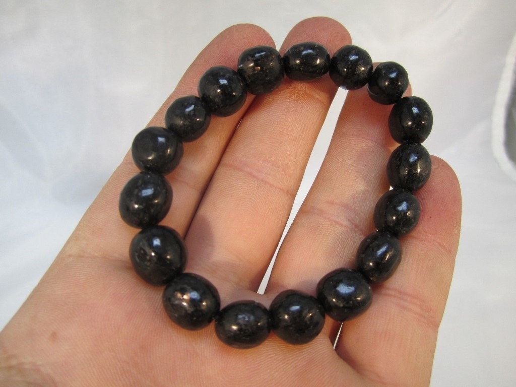 Nuummite Armband Ist Als Stein Der Magier Bekannt Nuummite Armband Ist Als Stein Der Magier Bekannt von crystalwizardcom
