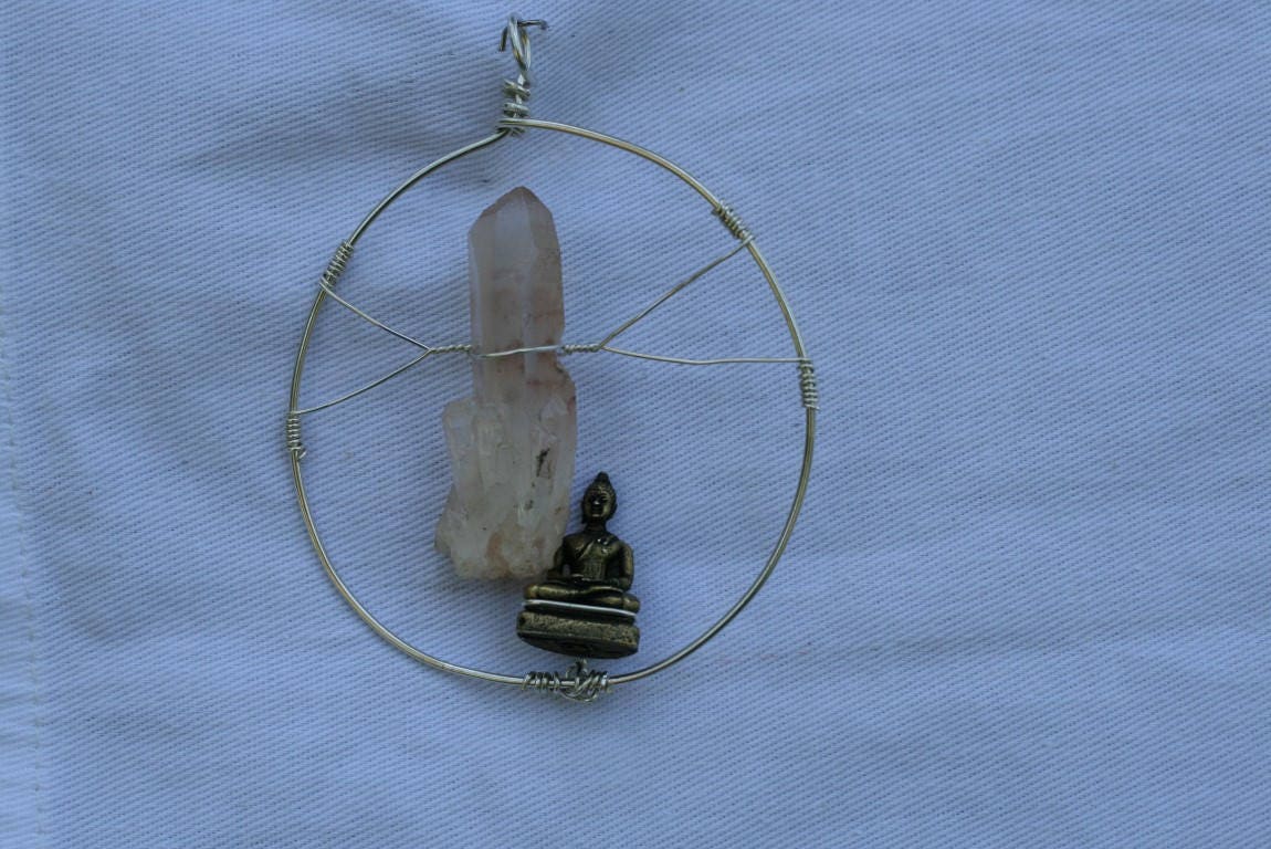Quarz Mit Buddha-Anhänger Unterstreicht Den Buddhismus 5101 Quarz Mit Buddha-Anhänger Unterstreicht Den Buddhismus 5101 von crystalwizardcom