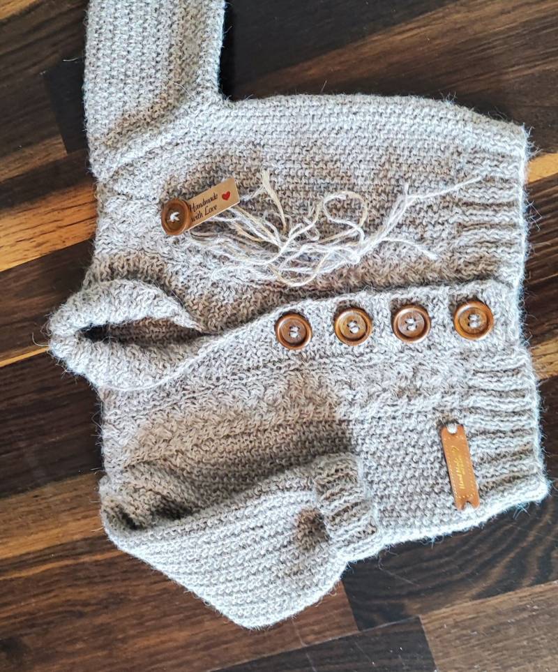 Baby Handgestricktes Jäckcken Mit Mütze Aus Reiner Alpaka Wolle in Drei Größen Unisex Handmade | In Order To Make von cuddelwoolcolection