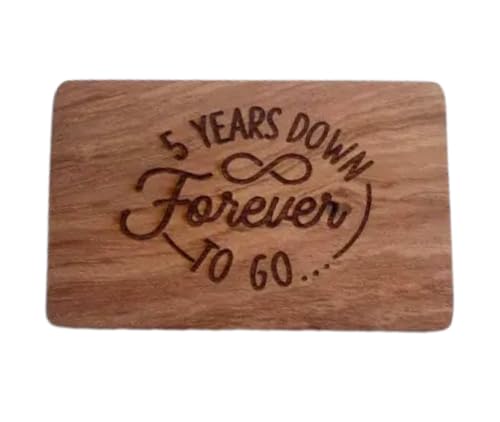 cuffsecret Brieftaschenkarte zum 5. Jahrestag – Massivholz mit Gravur für Ehemann oder Ehefrau – "5 Years Down, Forever to Go" Holz-Andenken – romantisches 5-jähriges Geschenk für Sie oder Ihn von cuffsecret