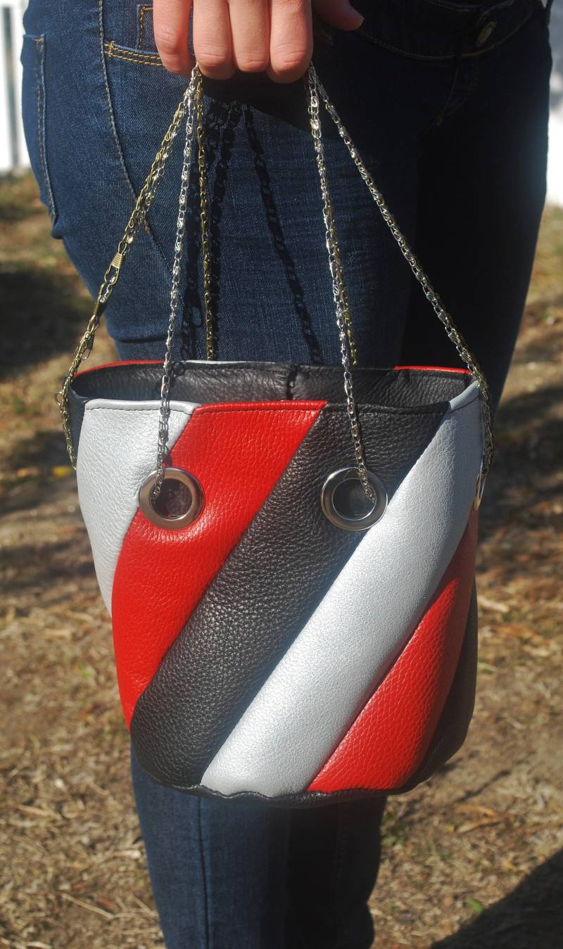 Tricolor Leder Beuteltasche Tricolor Leder Beuteltasche von cuirssaintcrepin