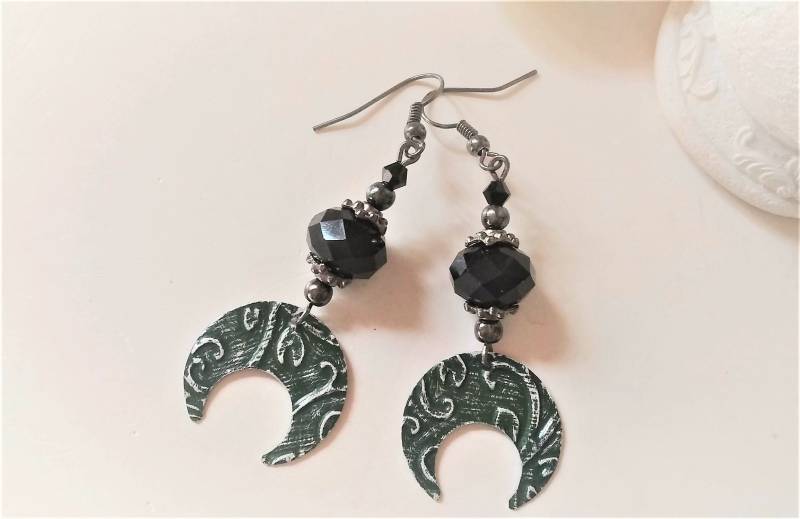 Dunkelgrüne Horn Ohrringe Mond Orient Handgeprägt Patina Hufeisen Recycling Aus Kaffeekapsel Nespresso 458 Dunkelgrüne Horn Ohrringe Mond Orient Handgeprägt Patina Hufeisen Recycling Aus Kaffeekapsel Nespresso 458 von cupnessoArt