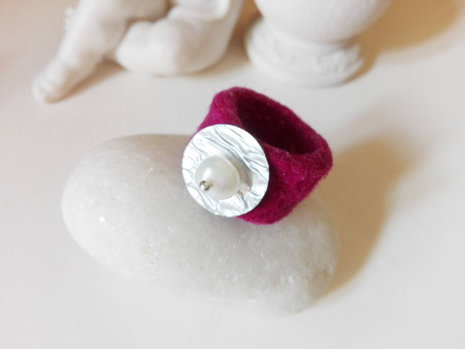 Dunkelrosa Filz Ring Mit Echter Perle Magenta Perlenring Trachtenring Perlen 107 Dunkelrosa Filz Ring Mit Echter Perle Magenta Perlenring Trachtenring Perlen 107 von cupnessoArt