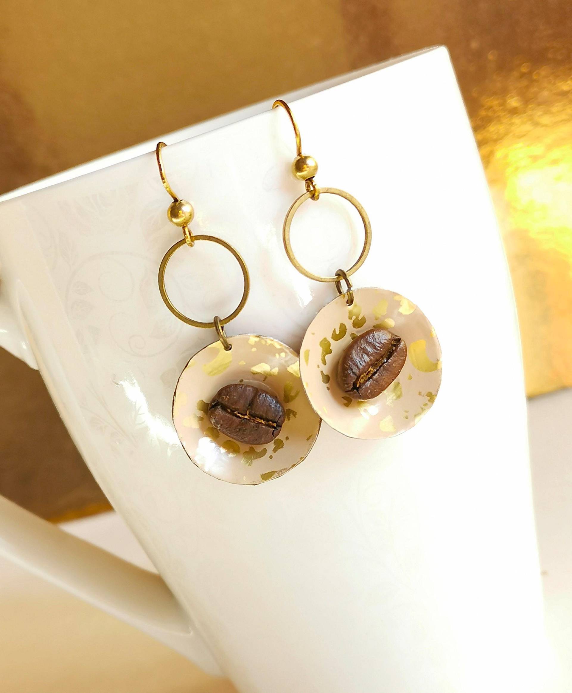 Echte Kaffeebohnen Ohrringe Mit Recycling Schale, Edle Messing Kreis Ohrringe, Kaffeekapsel Nespresso Nachhaltig 345 Echte Kaffeebohnen Ohrringe Mit Recycling Schale, Edle Messing Kreis Ohrringe, Kaffeekapsel Nespresso Nachhaltig 345 von cupnessoArt