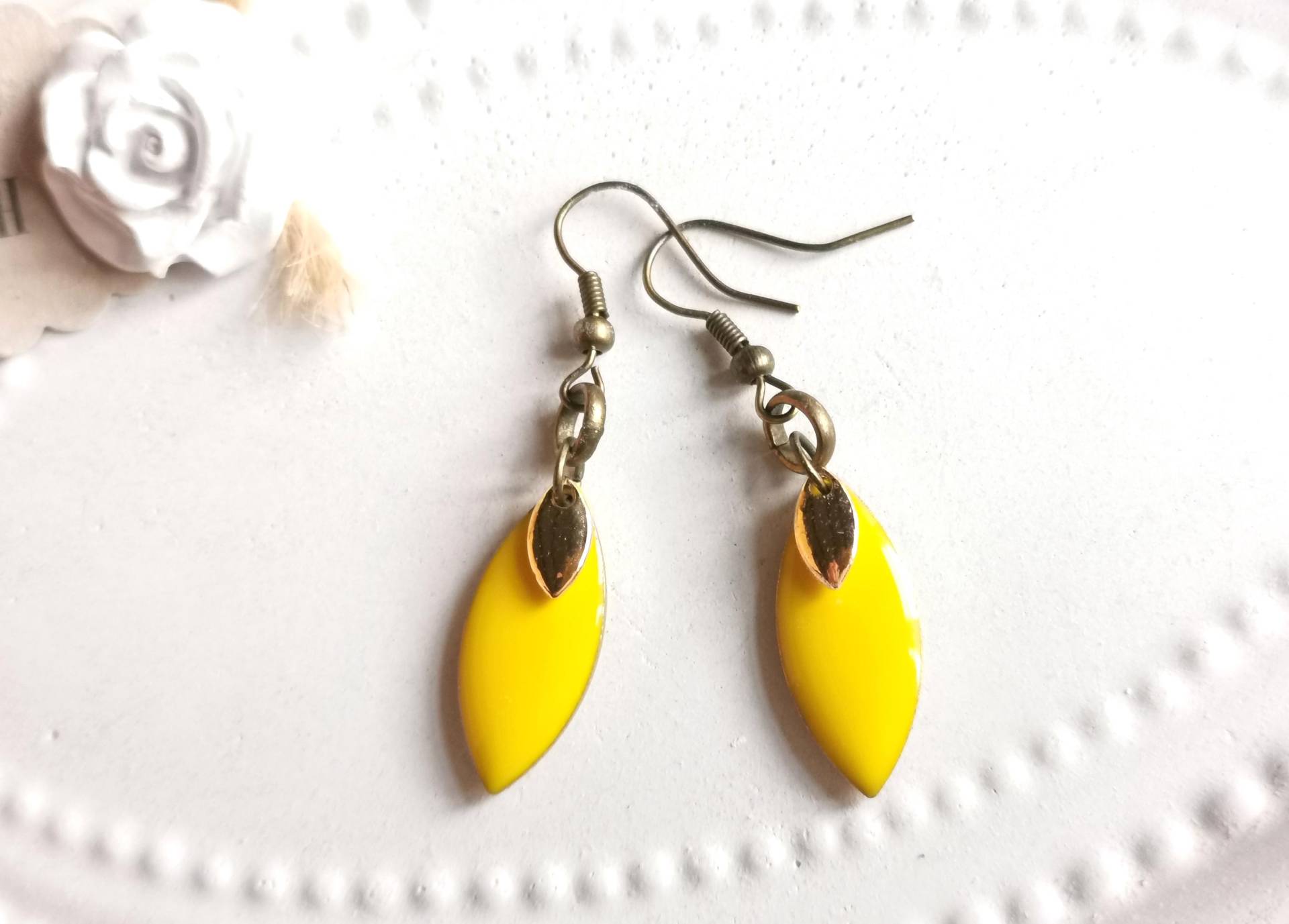 Gelbe Emaille Ohrringe Mit Gold Linsen, Tropfen Gelb Bronze Geschenk 322 Gelbe Emaille Ohrringe Mit Gold Linsen, Tropfen Gelb Bronze Geschenk 322 von cupnessoArt