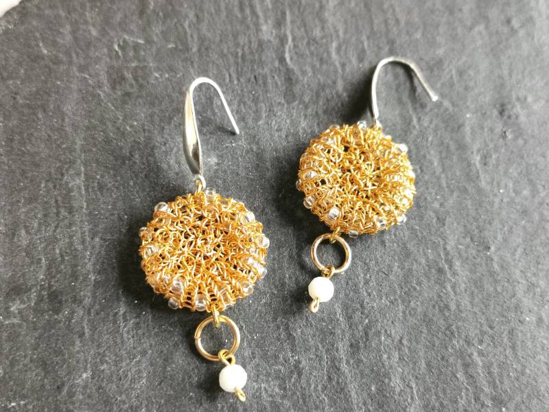 Gestrickte Draht Ohrringe Gold Mit Perlen, Zarte Kreis Silber Gold, Drahtschmuck Zart Gestrickt Hochzeit Braut, Glitzer Ohrringe028 von cupnessoArt