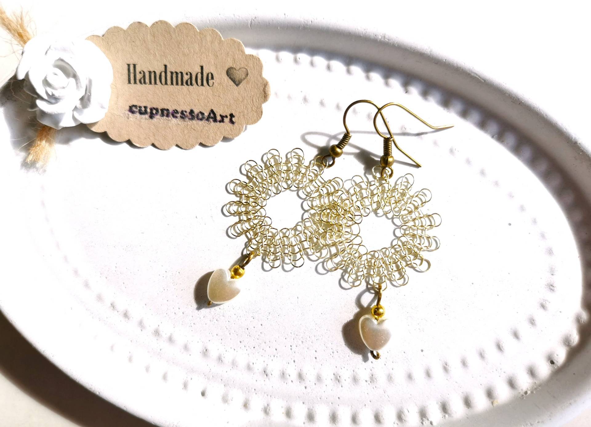 Gestrickte Zierliche Draht Ohrringe Messing, Zarte Blumen Ohrringe, Drahtschmuck Filigran, Herzohrringe 016 Gestrickte Zierliche Draht Ohrringe Messing, Zarte Blumen Ohrringe, Drahtschmuck Filigran, Herzohrringe 016 von cupnessoArt