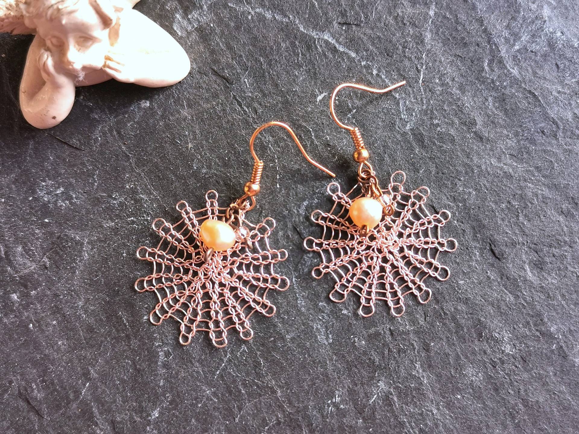 Gestrickte Zierliche Draht Ohrringe Mandala Rosegold, Zarte Sonnen Aus Draht, Perlen Peach, Gestrickter Drahtschmuck 302 Gestrickte Zierliche Draht Ohrringe Mandala Rosegold, Zarte Sonnen Aus Draht, Perlen Peach, Gestrickter Drahtschmuck 302 von cupnessoArt