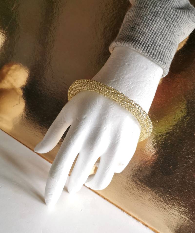 Gestricktes Draht Armband Gold, Zarter Drahtschmuck, Glitzer Armband, Elegantes Aus Gestrickt 080 Gestricktes Draht Armband Gold, Zarter Drahtschmuck, Glitzer Armband, Elegantes Aus Gestrickt 080 von cupnessoArt