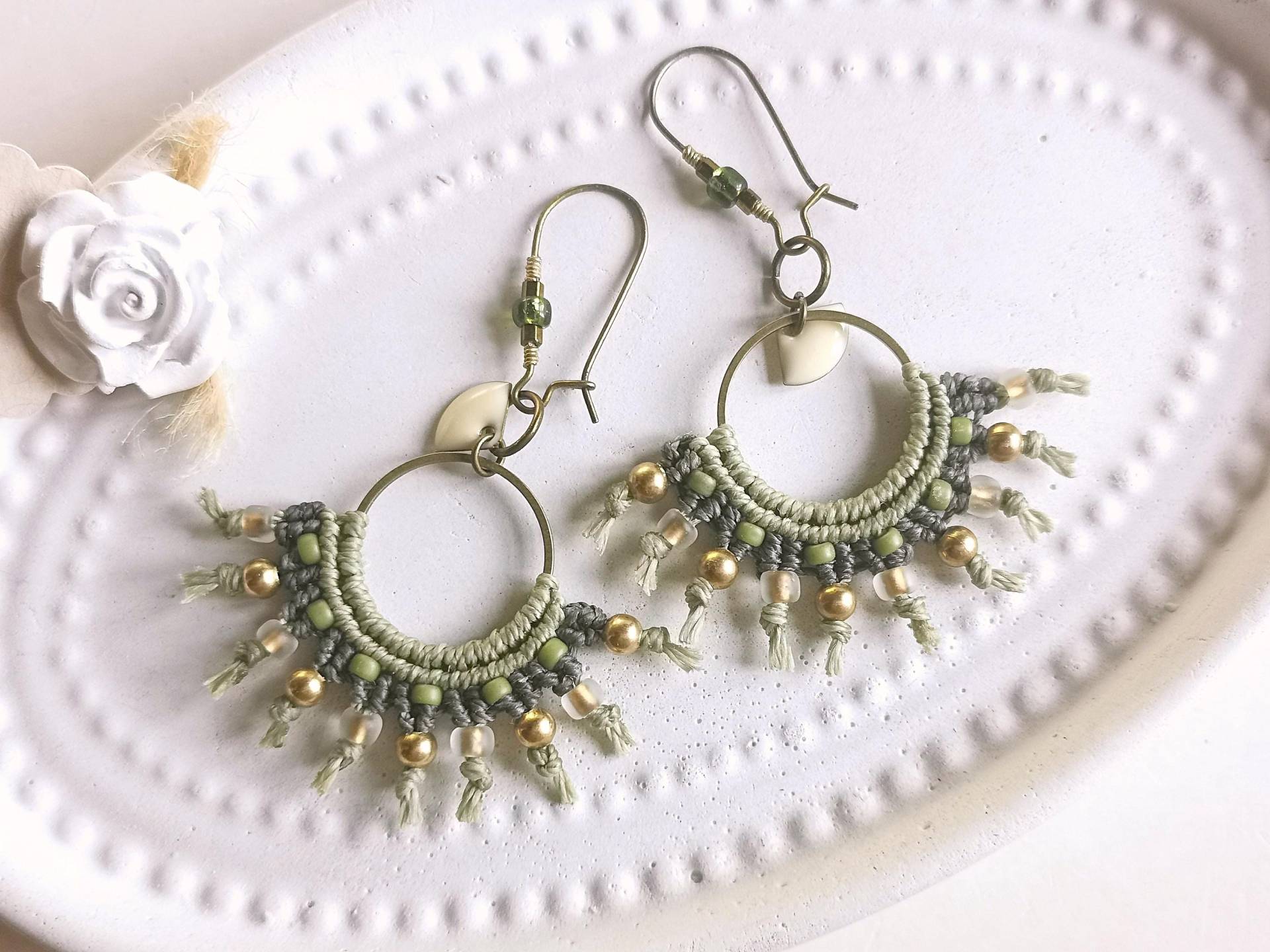 Grüne Makramee Fächer Ohrringe Mit Perlen, Runde Grün Emaille, Schmuck 157 Grüne Makramee Fächer Ohrringe Mit Perlen, Runde Grün Emaille, Schmuck 157 von cupnessoArt